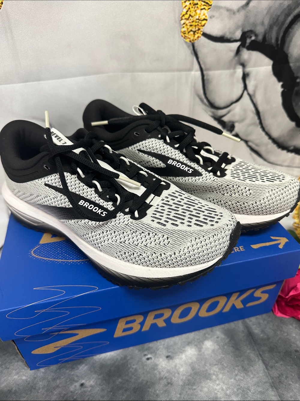 Brooks Women’s Running Shoes in White and Black Size 7